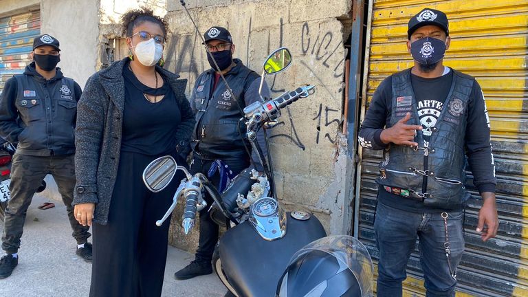 Rubia Oliveria avec des membres du groupe du Cartel qui fournissent de l'aide à ceux de la favela de Tiradentes
