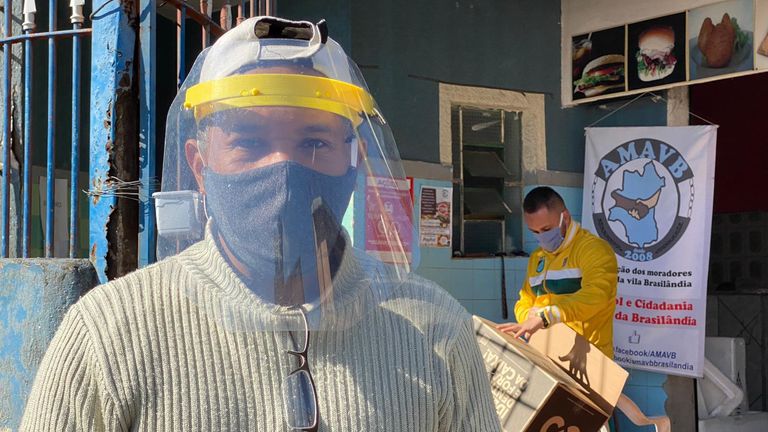 Claudio Rodrigues Melo et son équipe à Brasilandia distribuent des boîtes de nourriture à ceux qui ont perdu leur emploi