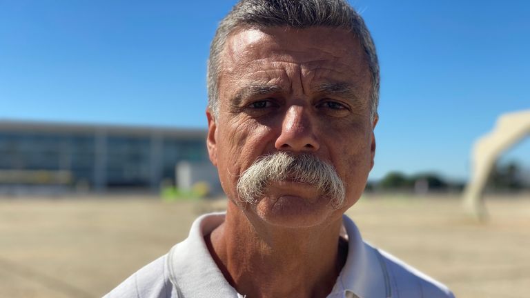Paulo, chef de camp, au rassemblement pro-Bolsonaro aujourd'hui à Brasilia