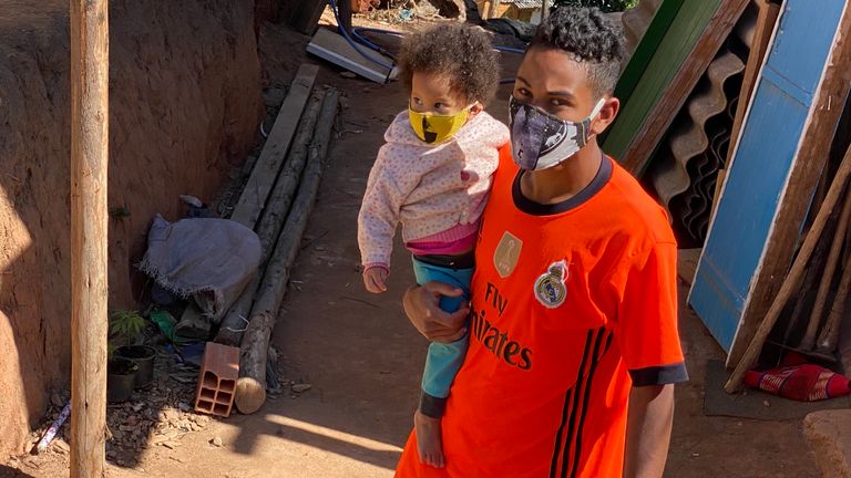 À Brasilandia, des groupes communautaires de favela tentent de collecter des fonds pour des caisses de nourriture pour ceux qui ont perdu leur emploi