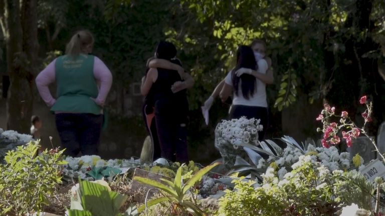 Seuls les petits groupes sont autorisés à l'intérieur du cimetière 