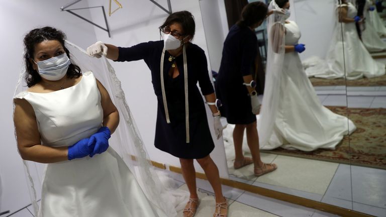 Une mariée choisit sa robe en Espagne