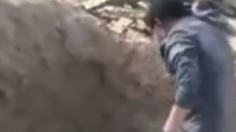 Une femme est tirée vivante d'une & # 39; tombe & # 39; en Chine 