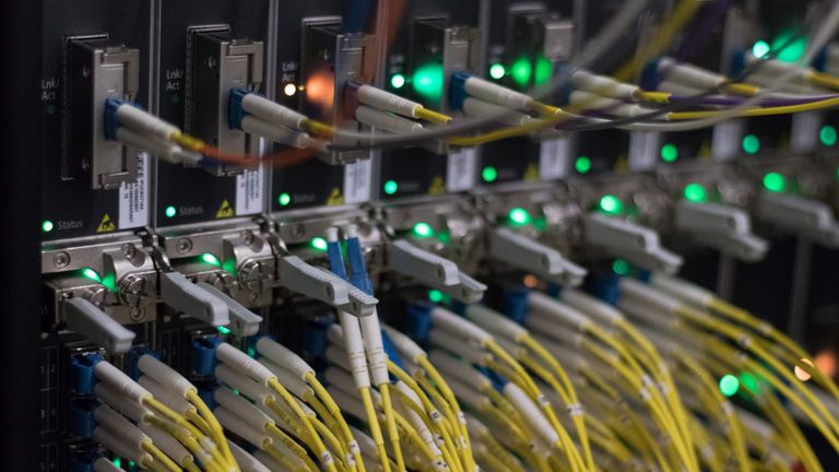 Une photo prise le 25 juillet 2018 montre des câbles sur des serveurs dans un centre de données du point d'échange Internet DE-CIX (Deutscher Commercial Internet Exchange) à Francfort-sur-le-Main, dans l'ouest de l'Allemagne. (Photo de Yann Schreiber / AFP) (Le crédit photo doit se lire YANN SCHREIBER / AFP / Getty Images)
