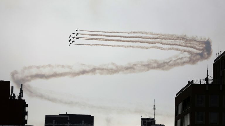 Les Forces canadiennes & # 39; L'équipe de voltige des Snowbirds effectue un survol pour saluer les Canadiens qui luttent contre la propagation de la maladie à coronavirus (COVID-19) au-dessus de Toronto, Ontario, Canada, le 10 mai 2020. REUTERS / Chris Helgren