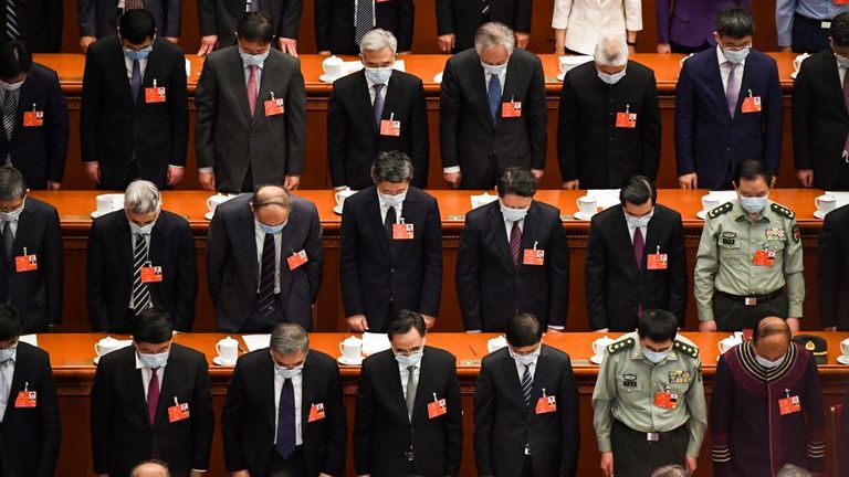 Les délégués rendent hommage aux victimes du COVID-19 pendant la séance d'ouverture de la Conférence consultative politique du peuple chinois (CCPPC) 