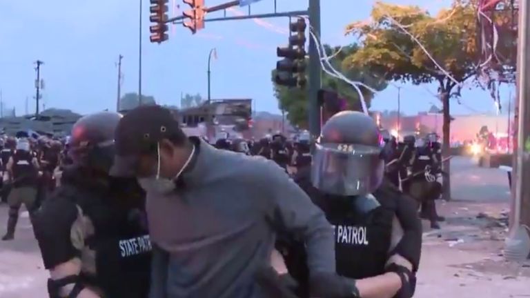 Omar Jimenez de CNN est arrêté par des officiers de la patrouille d'État du Minnesota. Photo: CNN