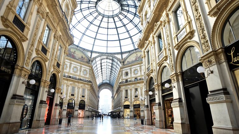 Les gens marchent dans la Galleria Vittorio Emanuele II, après que le gouvernement italien a imposé un verrouillage virtuel sur le nord du pays, à Milan, Italie, le 8 mars 2020. REUTERS / Flavio Lo Scalzo
