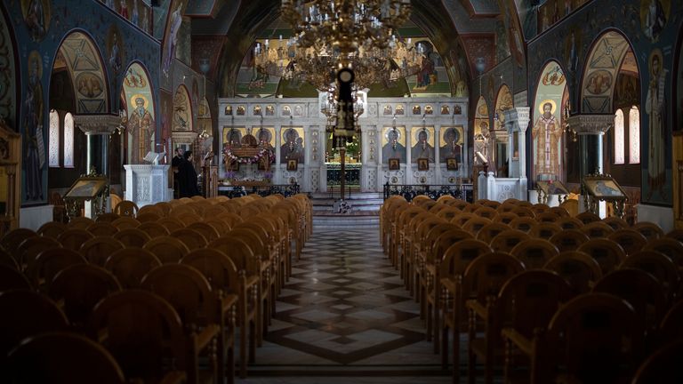 Des sièges vides sont vus dans une église au cours de la procession de la déposition de la croix de Jésus-Christ qui a lieu à huis clos, dans le cadre de mesures visant à contenir la propagation de la maladie coronavirus (COVID-19) à Athènes, Grèce, 17 avril 2020. REUTERS / Alkis Konstantinidis
