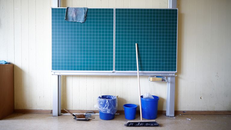 Des outils de nettoyage penchent sur le tableau d'une salle de classe vide de l'école secondaire Freiherr-vom-Stein à Bonn, au milieu des autorités discussions sur la fermeture des écoles à l'échelle nationale en raison de la maladie des coronavirus (COVID-19), à Bonn, Allemagne, le 13 mars 2020. REUTERS / Wolfgang Rattay