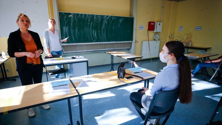 Les enseignants Claudia Mohme et Nicola Witzlau donnent des cours à l'école Freiherr-vom-Stein après sa réouverture, alors que la propagation de la maladie à coronavirus (COVID-19) se poursuit à Bonn, Allemagne, le 23 avril 2020. REUTERS / Wolfgang Rattay