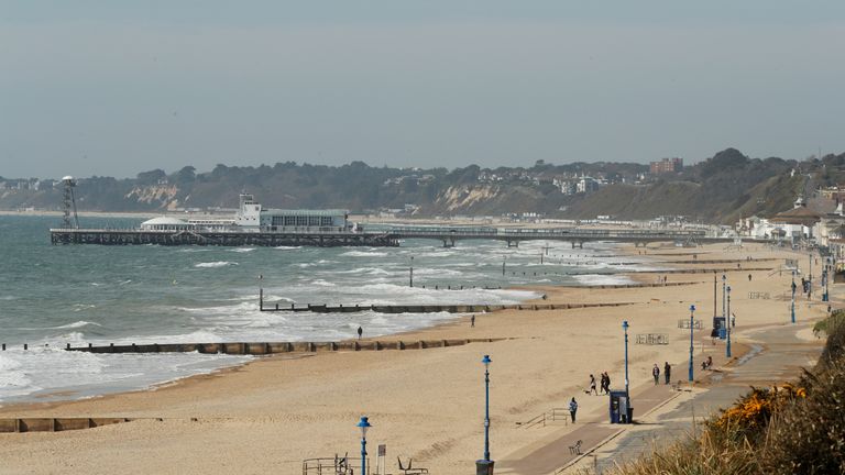 Vue générale de la plage bondée de Bournemouth, après le déclenchement de la maladie à coronavirus (COVID-19), Bournemouth, Grande-Bretagne, 26 mai 2020. REUTERS / Peter Cziborra