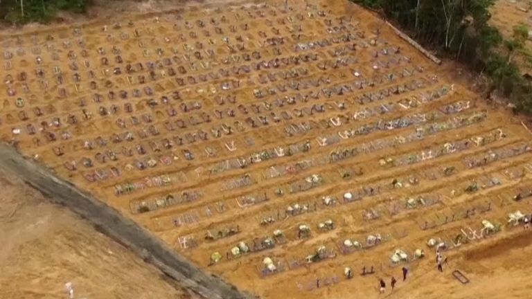 Des personnes ont été enterrées dans des fosses communes à Manaus pendant la pandémie de coronavirus