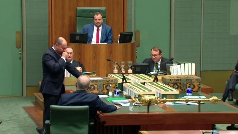 Un ministre du gouvernement australien a été testé pour COVID-19 après avoir eu une brève quinte de toux tout en prononçant un discours au Parlement sur la réponse du pays aux coronavirus