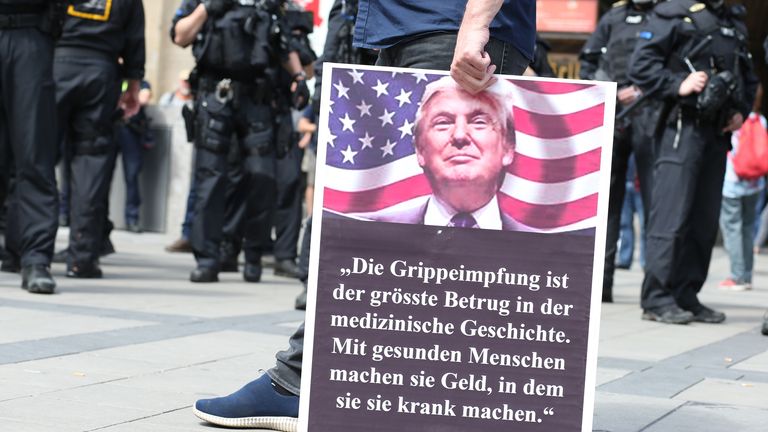Les manifestants se rassemblent pour exiger la fin des mesures de verrouillage des coronavirus devant la mairie de Marienplatz, Munich