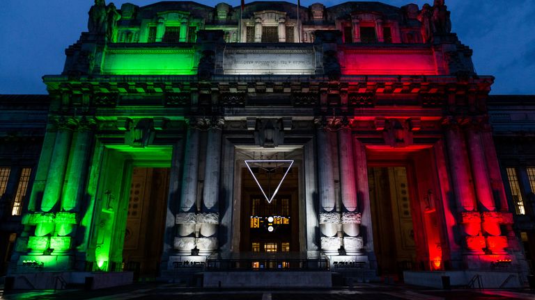 La gare centrale est illuminée aux couleurs du drapeau italien lors de la pandémie de coronavirus le 01 mai 2020 à Milan, Italie