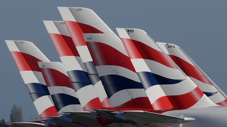 Les ailerons de queue des avions de British Airways sont vus stationnés à l'aéroport d'Heathrow alors que la propagation de la maladie à coronavirus (COVID-19) continue, Londres, Grande-Bretagne, le 31 mars 2020. REUTERS / Toby Melville