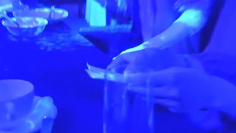 La peinture est également apparue sur le projet de loi. Photo: NHK