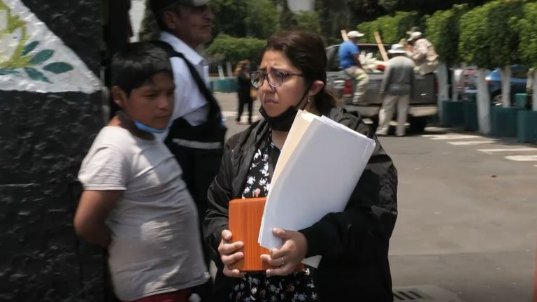 Une femme emporte les cendres de son bien-aimé dans une boîte