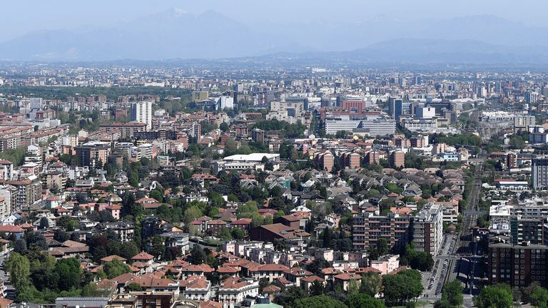 Les Alpes italiennes sont désormais visibles au-dessus de Milan grâce au manque de pollution