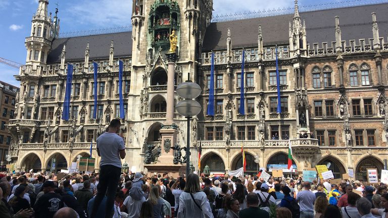 Les manifestants se rassemblent pour exiger la fin totale du verrouillage du coronavirus, à Munich