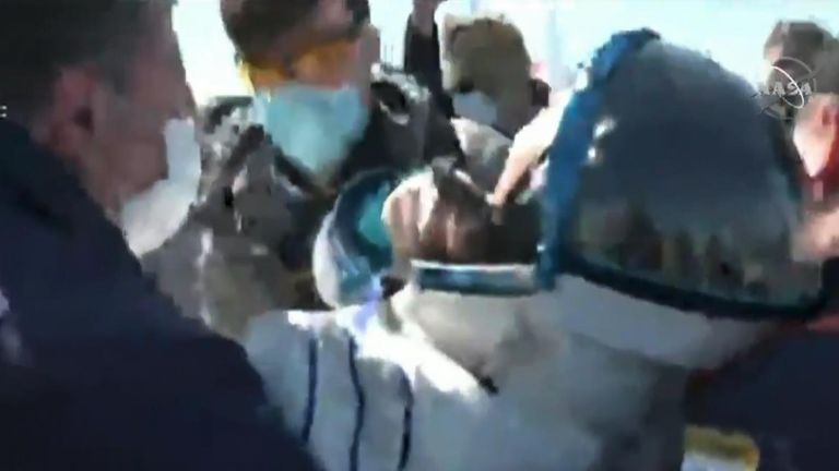 L'équipe au sol avec des masques a accueilli trois membres d'équipage de l'ISS qui ont atterri sur Terre après 205 jours dans l'espace