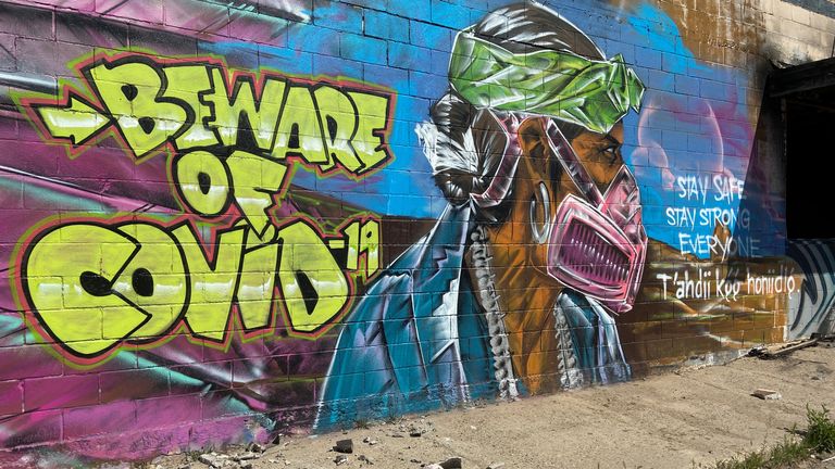 Une murale met en garde les résidents contre le danger de la maladie des coronavirus