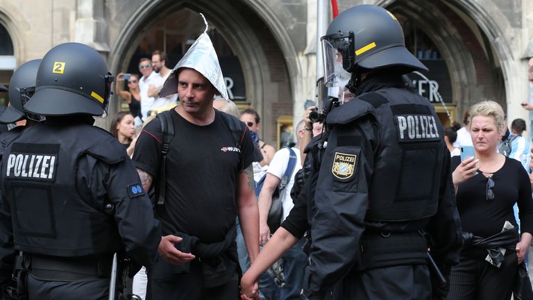 Des policiers parlent à un manifestant contre les restrictions sur les coronavirus à Munich
