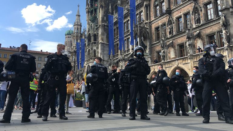Des policiers assistent à la réunion des manifestants sur la Marienplatz