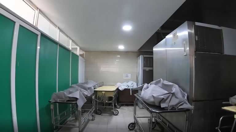 Les corps couvrent toutes les surfaces disponibles dans cette morgue hospitalière