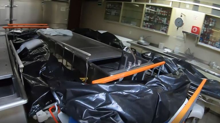 Seules les dalles mortuaires sont laissées inutilisées dans cette salle d'examen post mortem