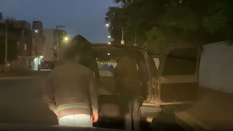 Cet homme veut vérifier qu'un corps est vraiment son parent car il ne fait pas confiance aux autorités
