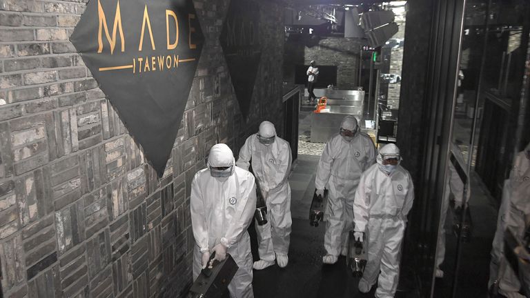 Crédit obligatoire: Photo par YONHAP / EPA-EFE / Shutterstock (10643697a) .Les responsables de la santé désinfectent l'intérieur de MADE, un grand club du district touristique international d'Itaewon à Séoul, Corée du Sud, le 12 mai 2020. Le club craint de devenir une tache d'infection en grappe alors qu'un homme dans la vingtaine a été testé positif pour COVID-19 après avoir visité les lieux le 02 mai ... Les responsables de la santé enquêtent sur une éventuelle nouvelle infection en grappe à Séoul, Corée - 12 mai 2020