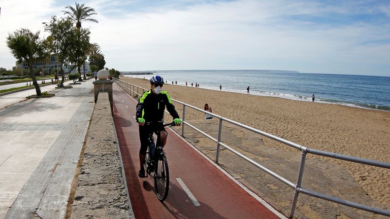 Un homme monte sur un vélo à côté de la plage de Can Pere Antoni à Palma de Majorque pendant les heures où l'exercice individuel est autorisé à l'extérieur, pour la première fois depuis l'annonce du verrouillage, au milieu de l'épidémie de la maladie à coronavirus (COVID-19), en Palma de Majorque, Espagne, 2 mai 2020. REUTERS / Enrique Calvo