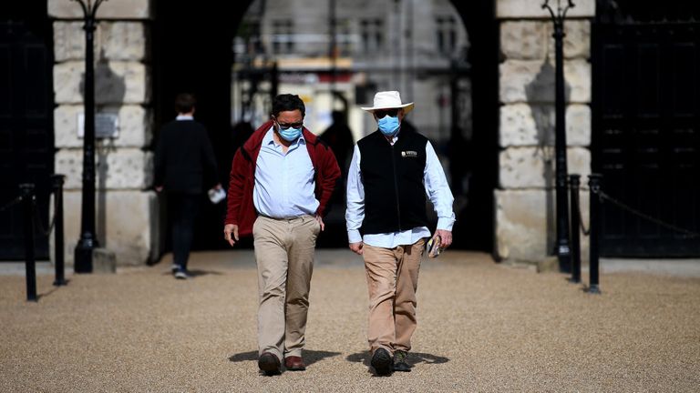 Le gouvernement britannique conseille désormais aux gens de porter des masques lorsqu'ils ne peuvent pas pratiquer la distanciation sociale