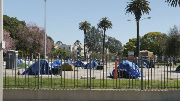 Des tentes ont poussé dans les quartiers riches