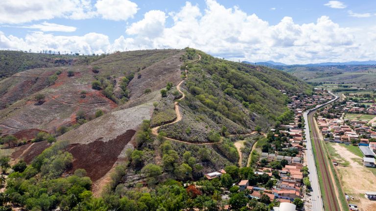 Une colline déboisée au Brésil