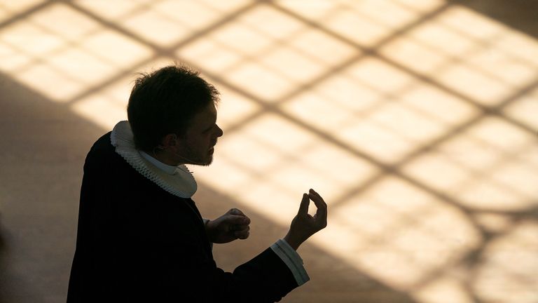 Le prêtre Lars Gustav Lindhardt effectue le premier service après la réouverture des églises et des lieux de culte
