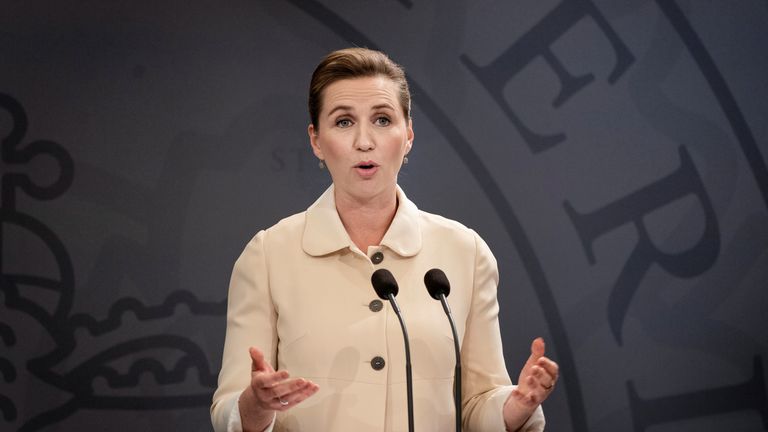 Le Premier ministre danois Mette Frederiksen prend la parole lors d'une conférence de presse au bureau du Premier ministre sur la levée des restrictions de voyage