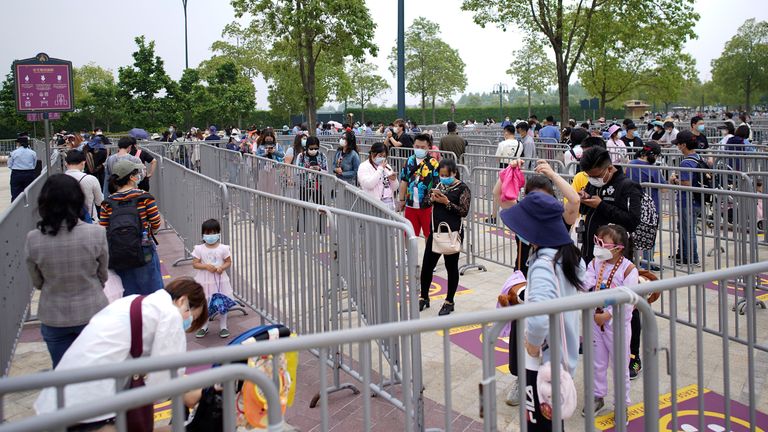 Des trottoirs ont été balisés pour aider les visiteurs à garder une distance de sécurité