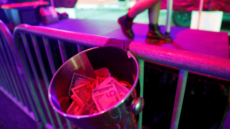 Les pourboires sont collectés dans un seau au club de strip-tease drive 