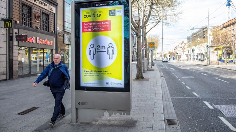 Un homme marche dans Dublin pendant que des mesures de verrouillage sont en place