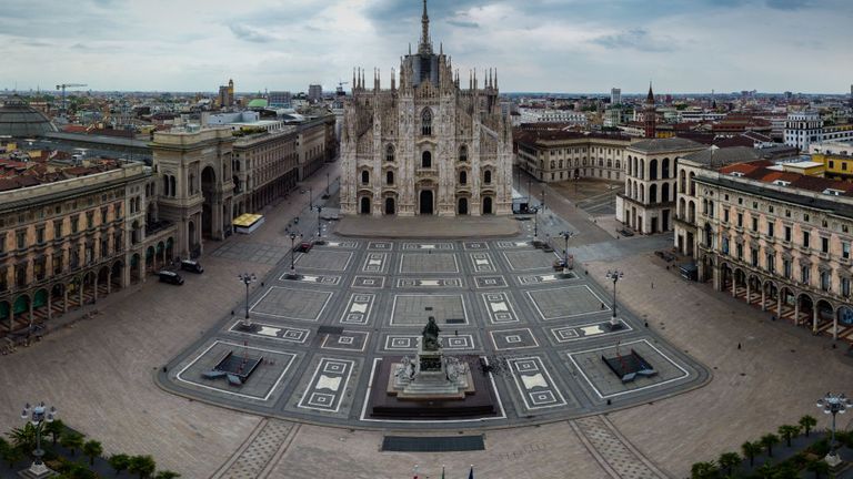 La Piazza del Duomo est déserte en raison des restrictions corona le 30 avril 2020 à Varese, Italie