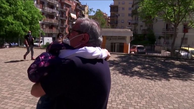 Un grand-père et sa fille se retrouvent