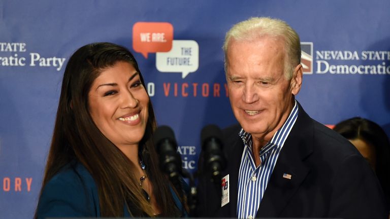 Candidate démocrate pour le lieutenant-gouverneur et actuelle femme d'assemblée du Nevada, Lucy Flores (D-Las Vegas) (L) présente le vice-président américain Joe Biden lors d'un rassemblement pour obtenir le vote dans une salle du syndicat le 1er novembre 2014 à Las Vegas, Nevada