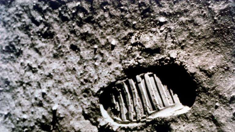 La première empreinte sur la Lune, mission Apollo 11, juillet 1969. Boot-print de l'astronaute américain Neil Armstrong, premier homme à poser le pied sur la Lune, clairement visible dans le sol lunaire. Le module lunaire Apollo 11, nommé Eagle, avec Neil Armstrong et Buzz Aldrin à bord, a atterri dans la mer de tranquillité le 20 juillet 1969. Apollo 11 était la cinquième mission Apollo habitée et la première à atterrir sur la Lune. Artiste NASA. (Photo par Heritage Space / Heritage Images / Getty Images)
