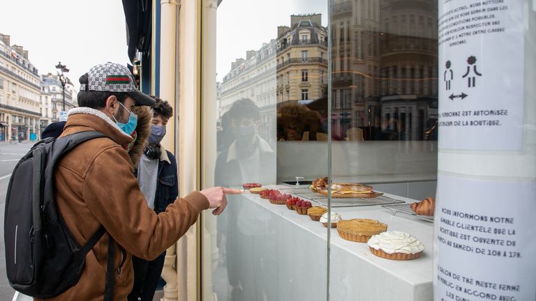 Les clients font la queue devant la boulangerie Cédric Grolet sur l'avenue de l'Opéra