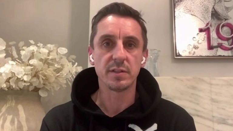 Gary Neville n'est pas convaincu que le football devrait revenir
