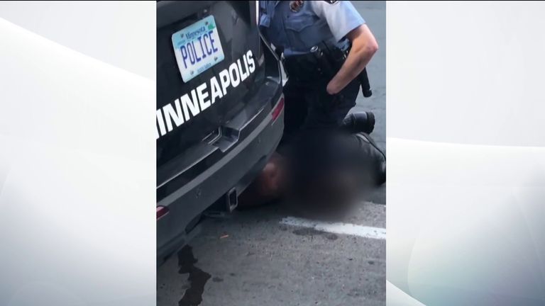 George Floyd a été retenu par la police jusqu'à sa mort