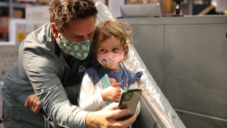 Shopper portant un masque de protection commander leur achat au magasin d'ameublement IKEA Koeln-Godorf le 22 avril 2020 à Cologne, Allemagne